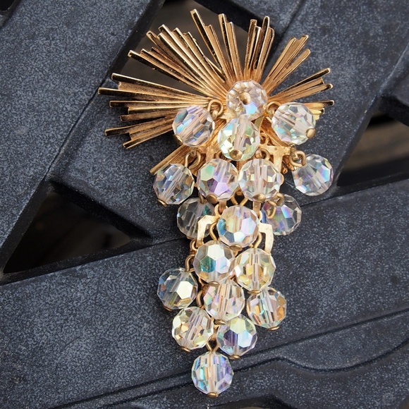 Vintage Jewelry - Starburst Dangling Aurora Borealis Crystals Brooch